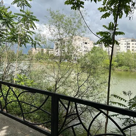 Lake Apartment *